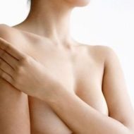 женщина закрывает грудь